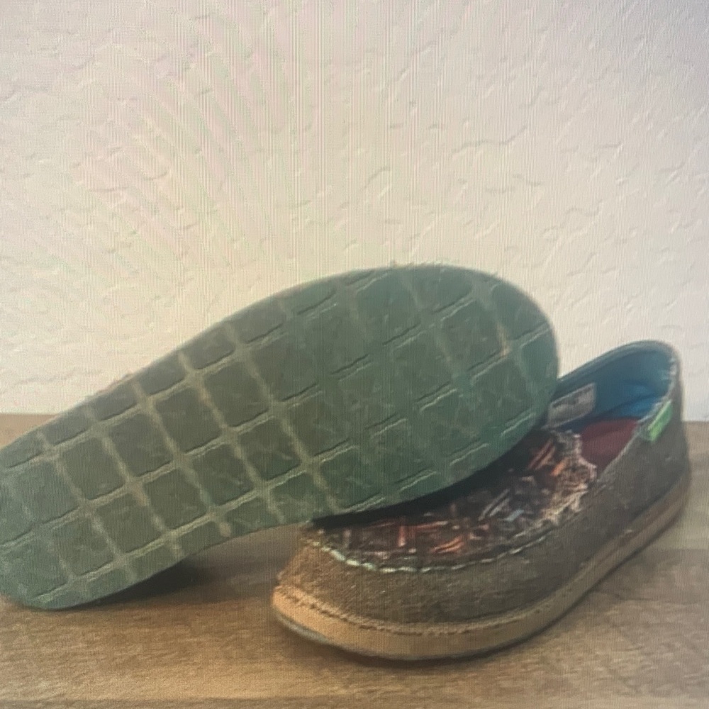 Twisted X Brown and Green Flats